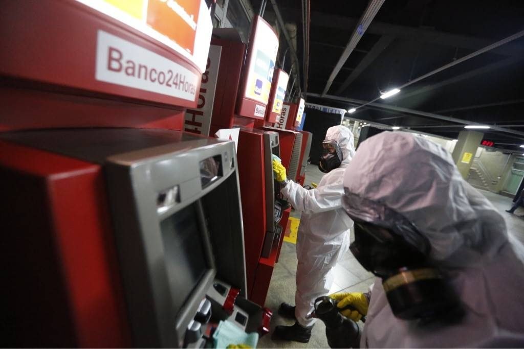 Comando Conjunto Planalto realiza a desinfecção da Estação Central do metrô em Brasília, dando continuidade às ações de prevenção e enfrentamento ao coronavírus em locais de grande circulação de passageiros.