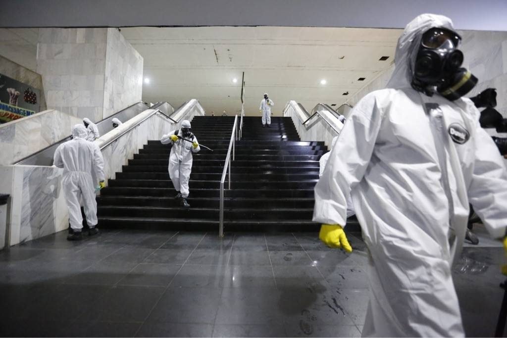 Comando Conjunto Planalto realiza a desinfecção da Estação Central do metrô em Brasília, dando continuidade às ações de prevenção e enfrentamento ao coronavírus em locais de grande circulação de passageiros.