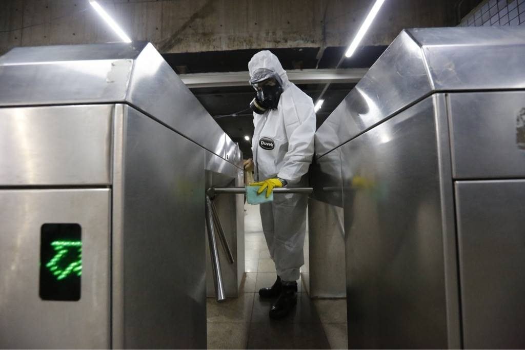 Comando Conjunto Planalto realiza a desinfecção da Estação Central do metrô em Brasília, dando continuidade às ações de prevenção e enfrentamento ao coronavírus em locais de grande circulação de passageiros.