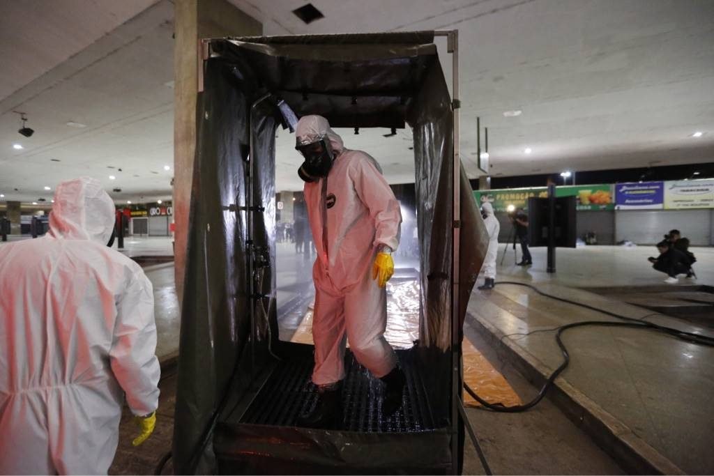 Comando Conjunto Planalto realiza a desinfecção da Estação Central do metrô em Brasília, dando continuidade às ações de prevenção e enfrentamento ao coronavírus em locais de grande circulação de passageiros.