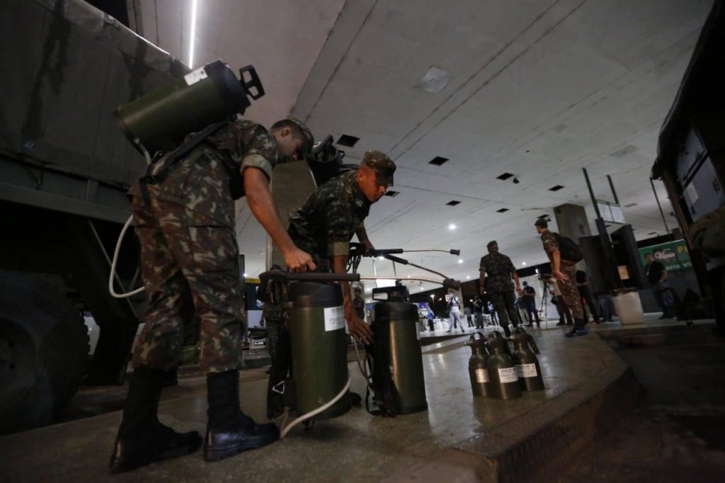 Comando Conjunto Planalto realiza a desinfecção da Estação Central do metrô em Brasília, dando continuidade às ações de prevenção e enfrentamento ao coronavírus em locais de grande circulação de passageiros.