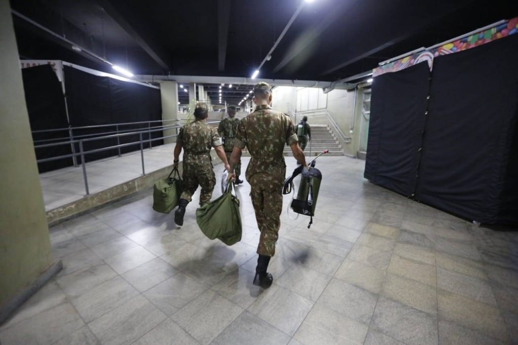 Comando Conjunto Planalto realiza a desinfecção da Estação Central do metrô em Brasília, dando continuidade às ações de prevenção e enfrentamento ao coronavírus em locais de grande circulação de passageiros.
