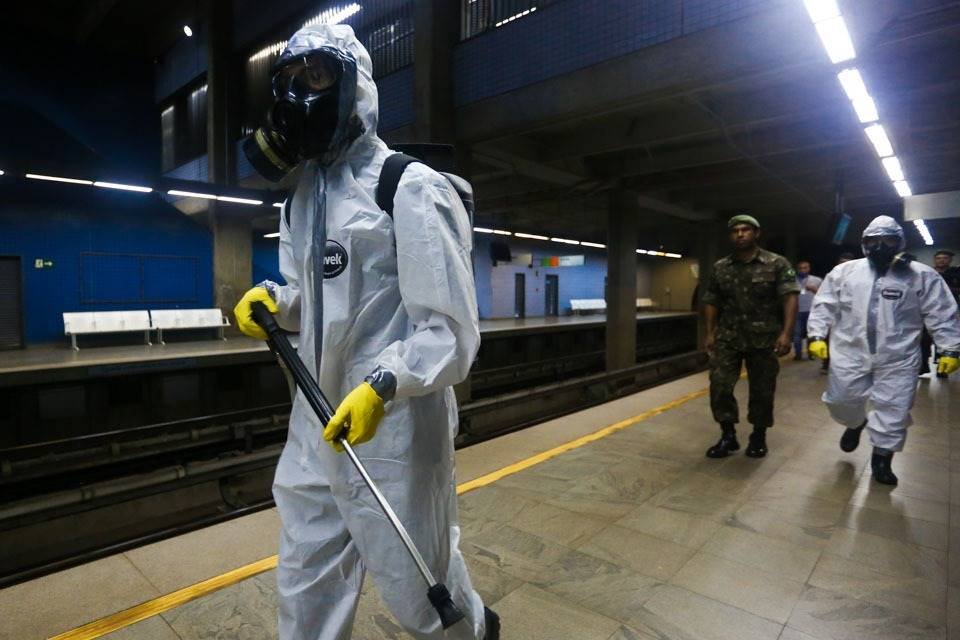 Comando Conjunto Planalto realiza a desinfecção da Estação Central do metrô em Brasília