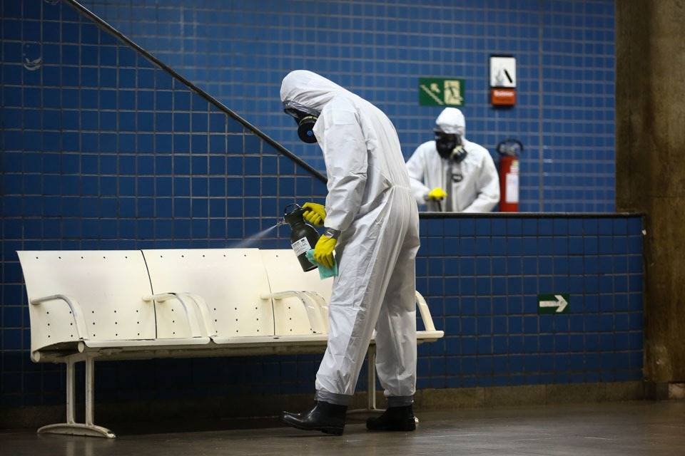 Comando Conjunto Planalto realiza a desinfecção da Estação Central do metrô em Brasília