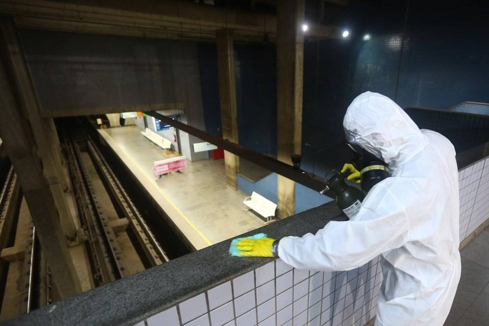 Comando Conjunto Planalto realiza a desinfecção da Estação Central do metrô em Brasília