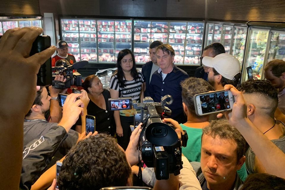 Presidente Bolsonaro dá entrevista em comércio de Taguatinga