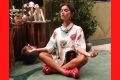 Manu Gavassi faz meditação com sandália vermelha no BBB