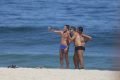 Renato Gaúcho curte dia de sol no Rio com amigos na praia
