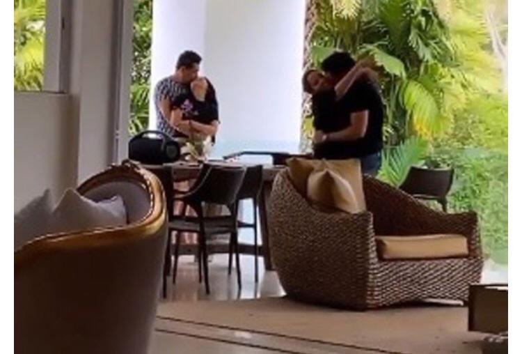 Maiara e Maraisa beijam namorados