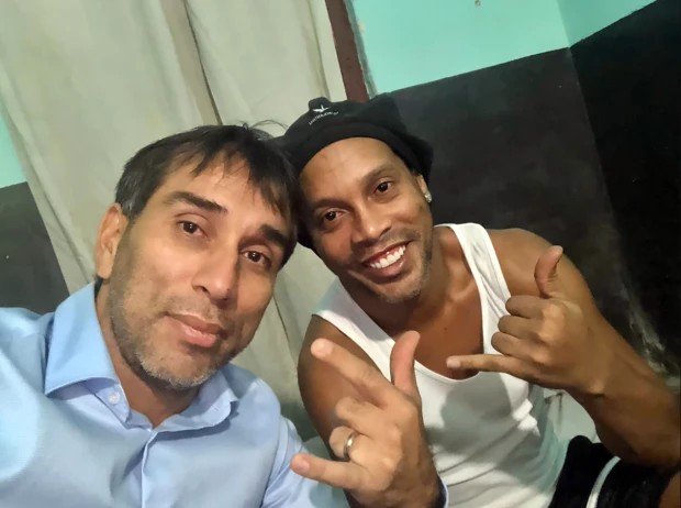 Ex-atacante Cuevas posa com Ronaldinho na prisão