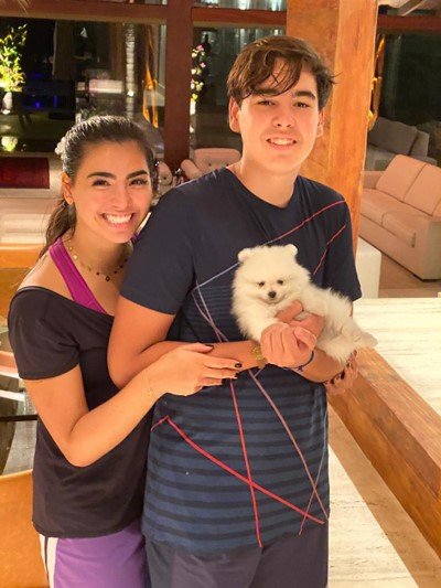 Isabella e Luiz Guilherme Lim com Floki