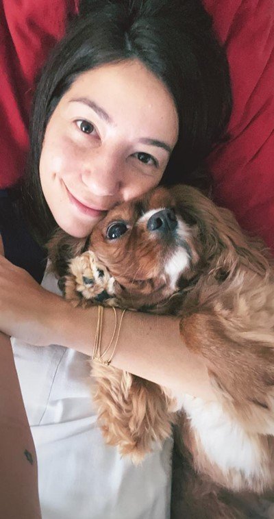 Natti Salvio com o cachorro Charlie