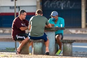 Coronavírus: praça no DF fica cheia para disputas de dominó