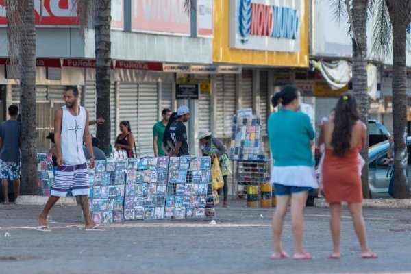 Coronavírus: praça no DF fica cheia para disputas de dominó