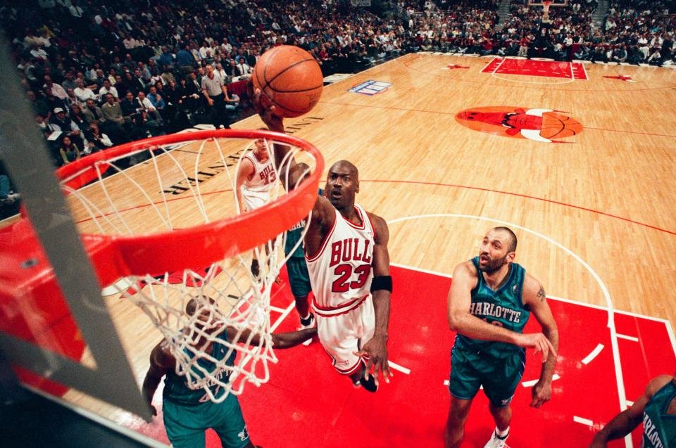 Michael Jordan tenta cesta em jogo da NBA