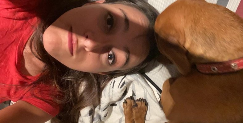Luiza Estevão e a cadela Picorrucha
