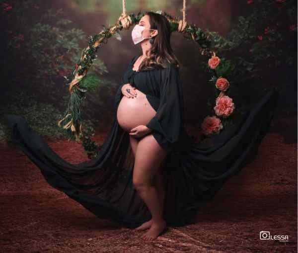 Mulher grávida pousando para foto