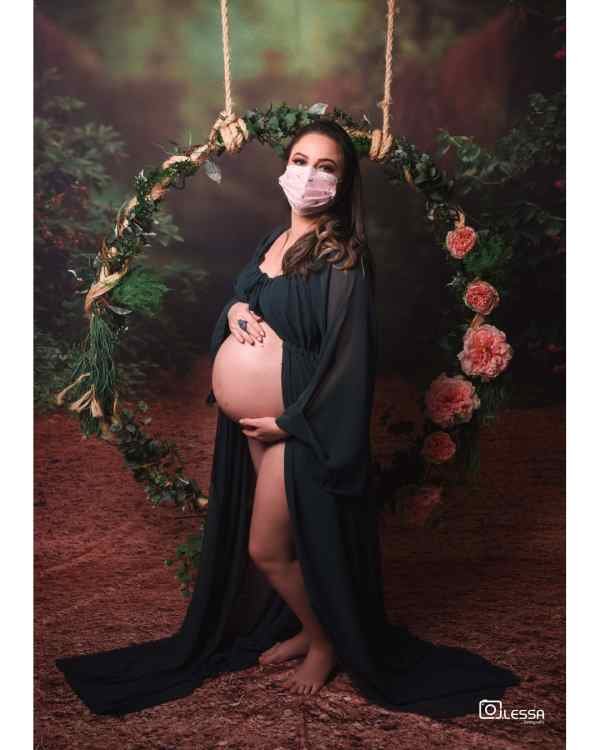 Mulher grávida pousando para foto