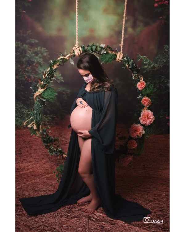 Mulher grávida pousando para foto