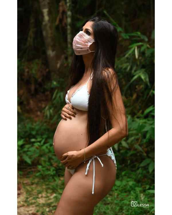 Mulher grávida pousando para foto