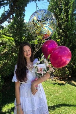 Lorena Rosso e buquê de flores