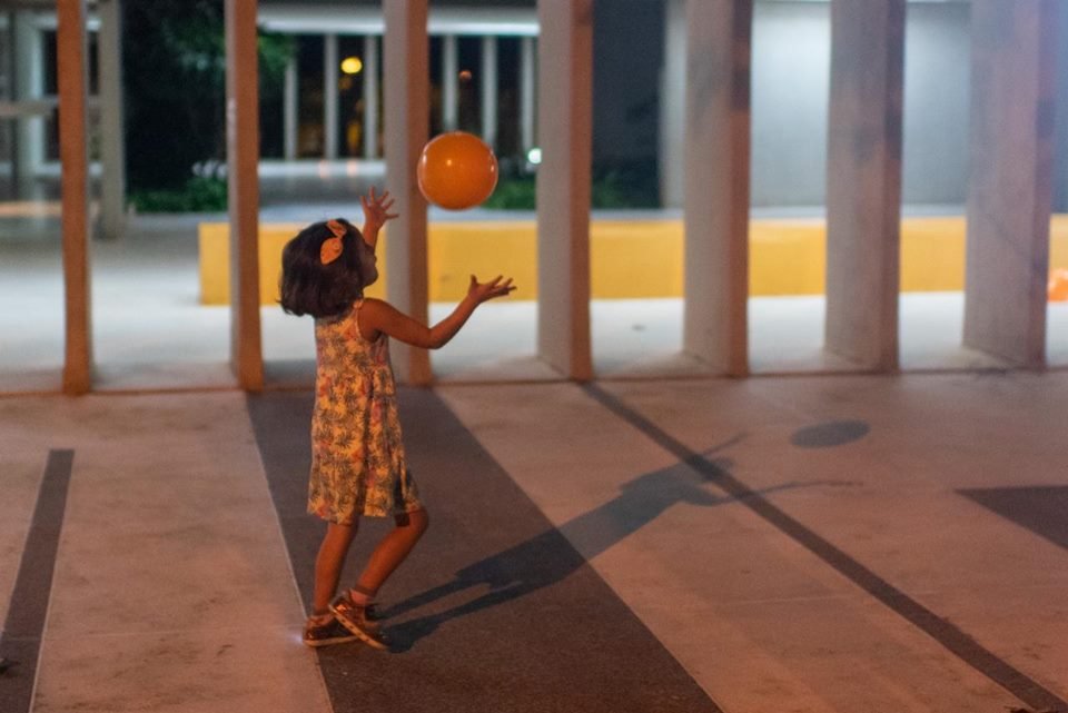Criança brincando com bola