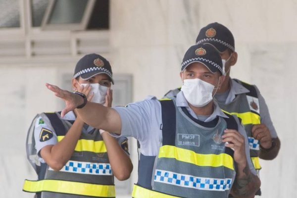 Policiais militares usam máscara contra contágio do coronavírus no DF