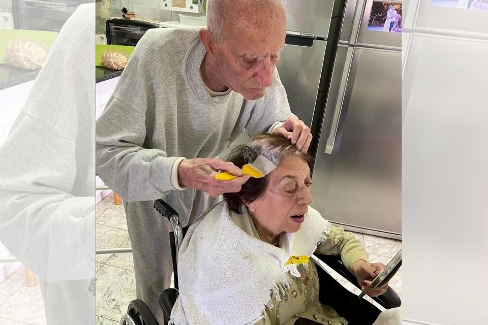 Marido idoso pinta cabelo da esposa