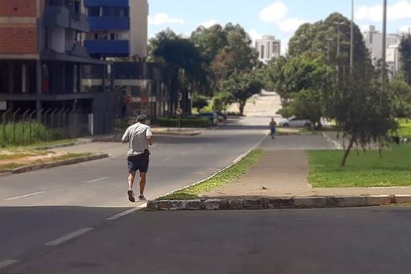 Homem pratica corrida em rua de Águas Claras, mesmo com isolamento