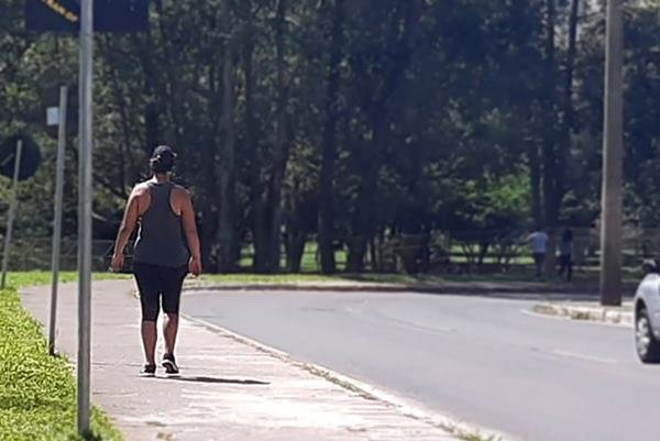 Mulher caminha em calçada de Águas Claras