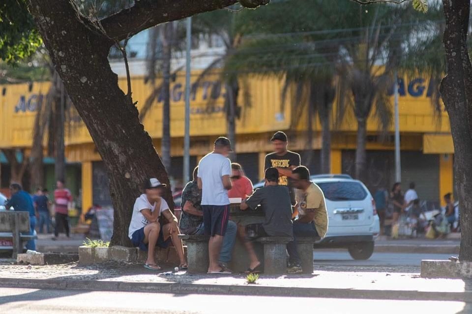 Grupo se reúne para jogar dominó no centro de Taguatinga