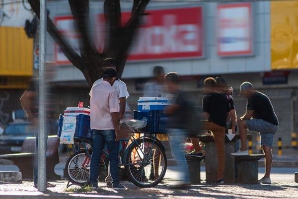 Apesar da quarentena, pessoas caminham e se reúnem nas ruas em Ceilândia