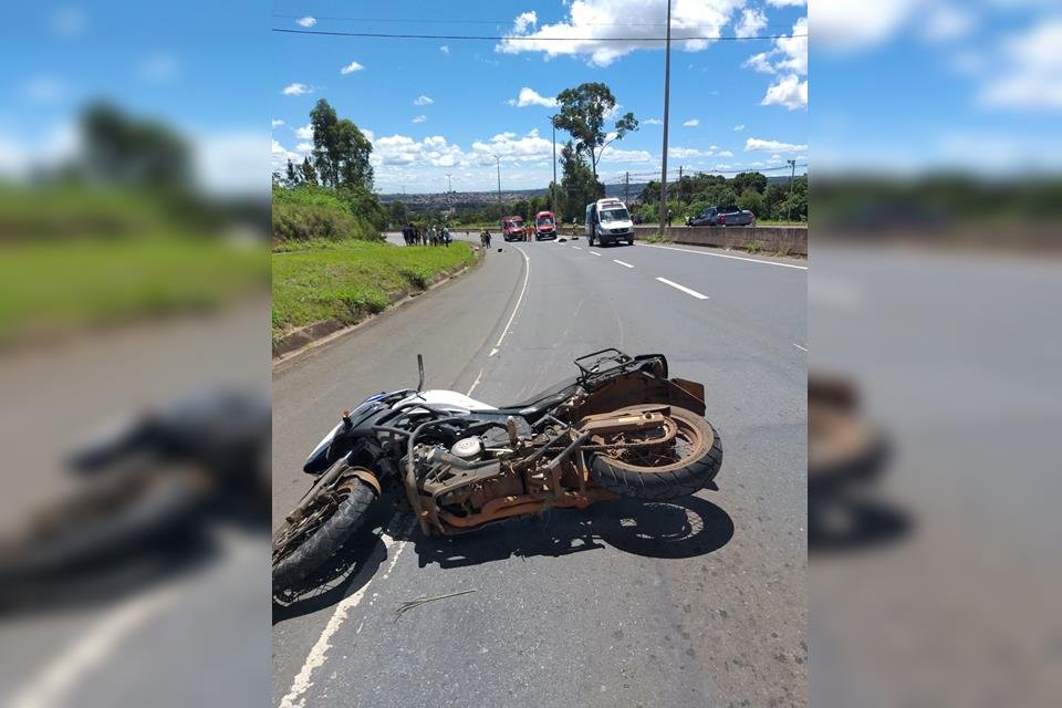 Homem perde controle e joga moto dentro de rio