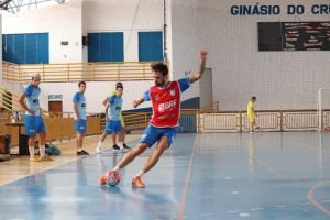 Jogador do Brasília Futsal arrisca chute durante treino da equipe