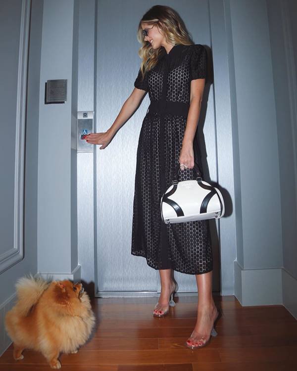 Lala Rudge na frente de um elevador com cachorro