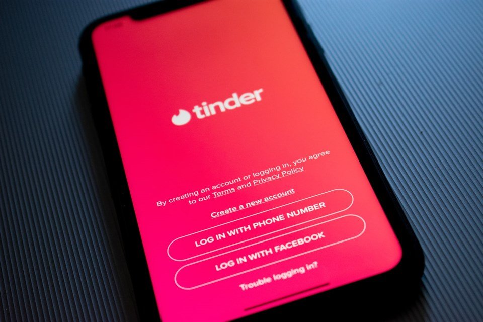 Iphone na tela inicial do Tinder