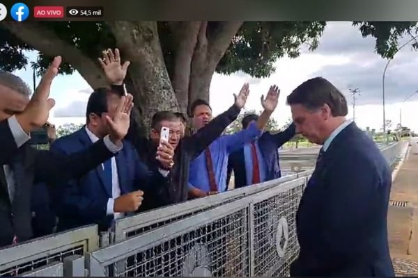 Presidente Jair Bolsonaro conversa com pastores no Alvorada