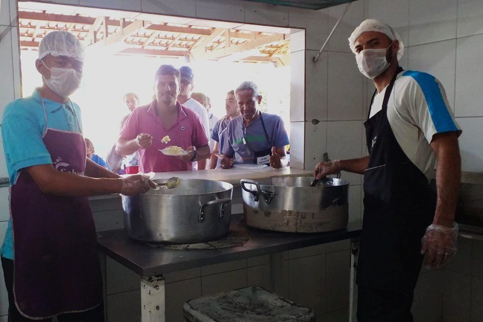 Internos aguardam em fila por comida