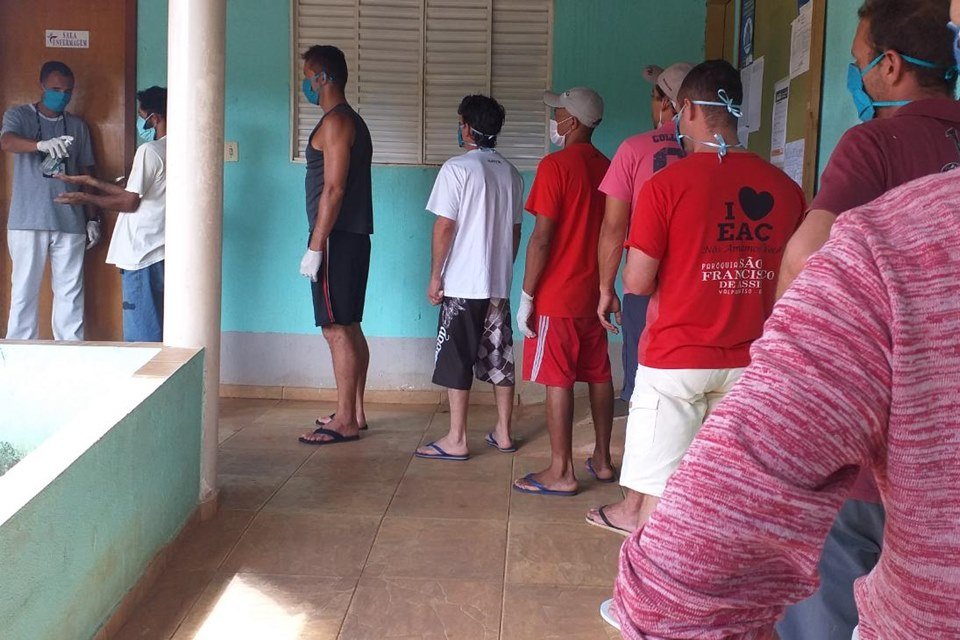 Fila para higienização