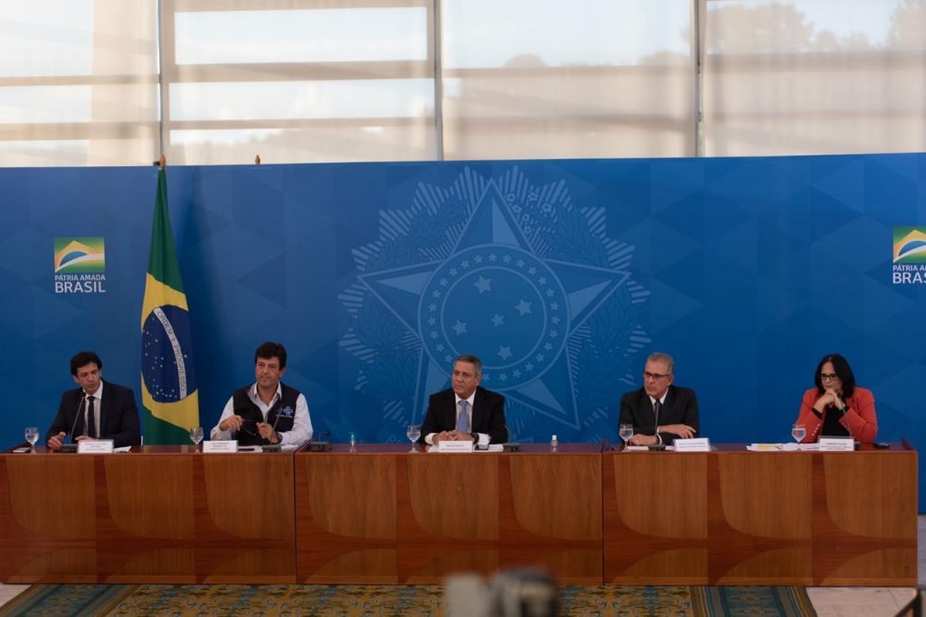 Ministros participam de coletiva no Planalto sobre coronavírus; ao centro, ministro Braga Netto