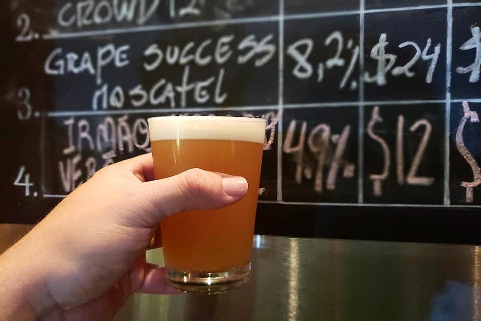 Chope na cervejaria Santuário