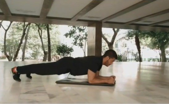 Personal trainer fazendo abdominal