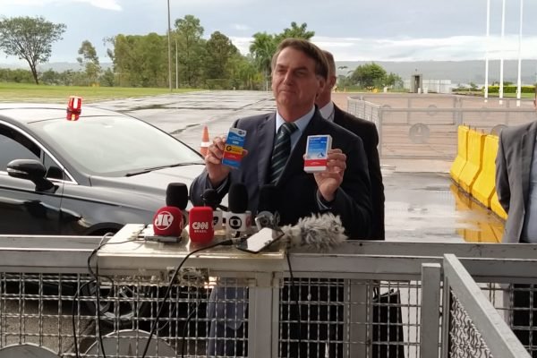Presidente Jair Bolsonaro segura caixa de hidroxicloroquina