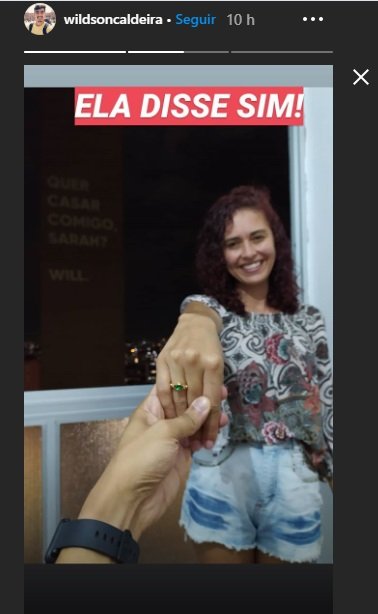 jovem pede namorada em casamento