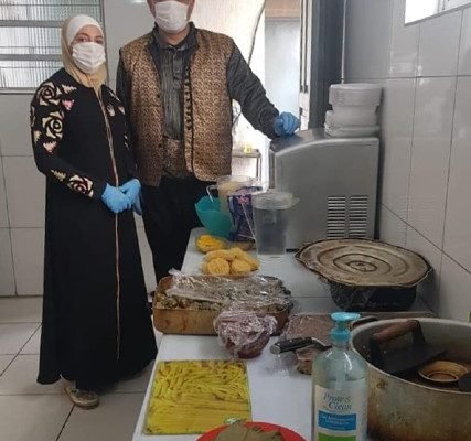 Refugiados sírios entregam marmitas para idosos durante pandemia do coronavírus