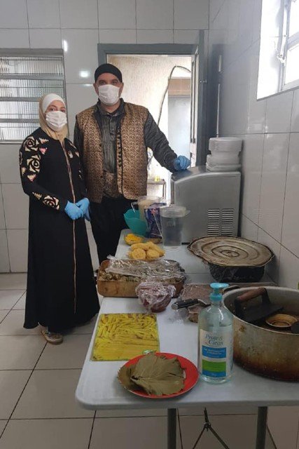 Refugiados sírios entregam marmitas para idosos durante pandemia do coronavírus