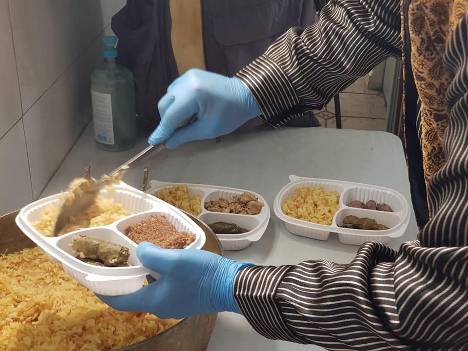 Refugiados sírios entregam marmitas para idosos durante pandemia do coronavírus