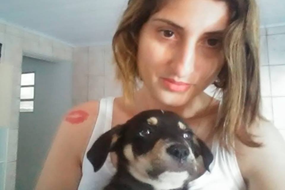 Mulher grava vídeo e confessa ter matado cachorro: "Enforquei"