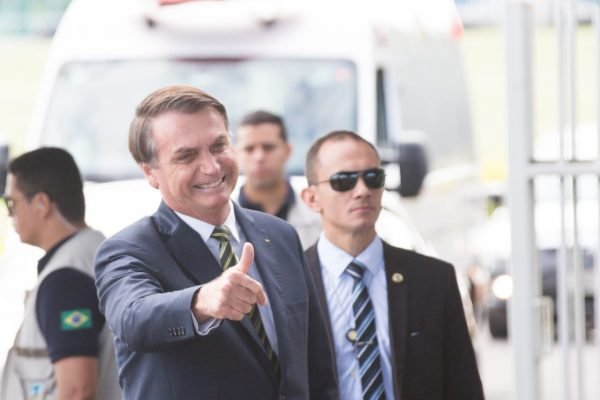 Bolsonaro no Alvorada com apoiadores e segurança