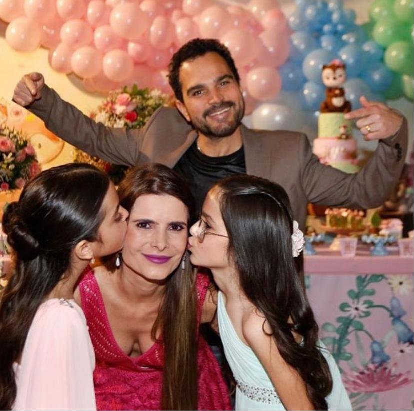 Luciano Camargo e esposa Flavia e filhas